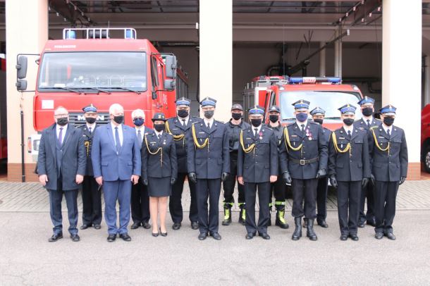 Walczyli nie tylko z pożarami, ale i z pandemią. Strażacy z Człuchowa odznaczeni i awansowani 
