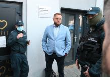 Zebranie partyjne czy dyskoteka? Przed klubem w Chojnicach sprawdzali to policjanci, inspektorzy sanitarni i celnicy (FOTO, REPORTAŻ)