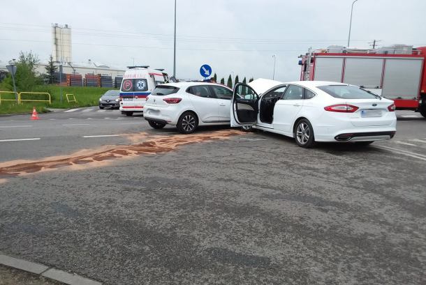 W Topoli k/Chojnic zderzyły się 2 samochody osobowe. Droga jest już przejezdna (FOTO)