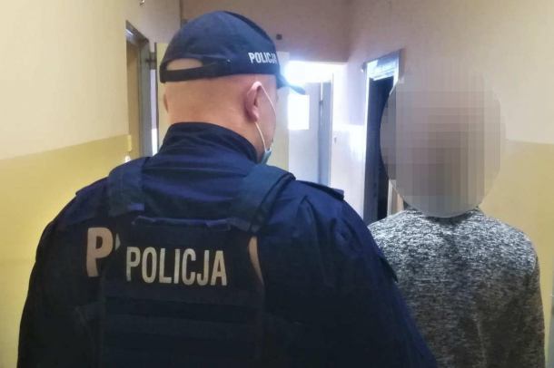 Miał zakaz prowadzenia pojazdów, był pod wpływem amfetaminy i uciekał autem przed policją. 22-latek zatrzymany w gminie Kościerzyna