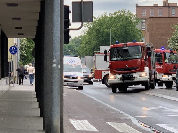 Utrudnienia na ul. Sukienników w Chojnicach. Doszło tu do potrącenia rowerzysty (FOTO)