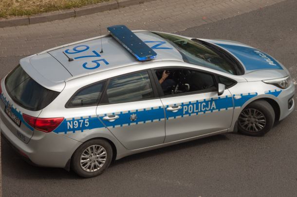 Kolizja na obwodnicy Kościerzyny. Kierowca auta osobowego trafił do szpitala, a kierujący ciężarówką był ścigany przez policję