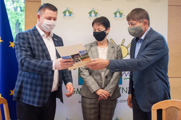 Gmina Chojnice ma umowę z firmą, która za pół ceny wykona instalację fotowoltaiczną na szkole w Ostrowitem