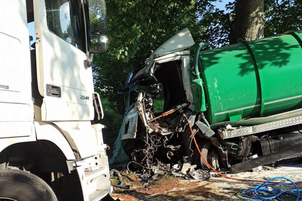 Czołowe zderzenie dwóch ciężarówek w powiecie kościerskim. 43-latek został zakleszczony w pojeździe (FOTO)