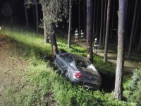 Osobowy Peugeot stoczył się ze skarpy i uderzył w drzewo. Nocne zdarzenie drogowe w Drzewiczu, w gminie Chojnice