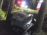 Osobowy Peugeot stoczył się ze skarpy i uderzył w drzewo. Nocne zdarzenie drogowe w Drzewiczu, w gminie Chojnice