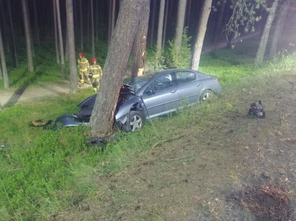 Osobowy Peugeot stoczył się ze skarpy i uderzył w drzewo. Nocne zdarzenie drogowe w Drzewiczu, w gminie Chojnice