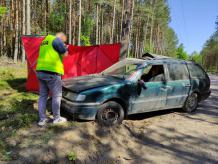 Śmiertelny wypadek na drodze gruntowej. Samochód osobowy uderzył w słup energetyczny