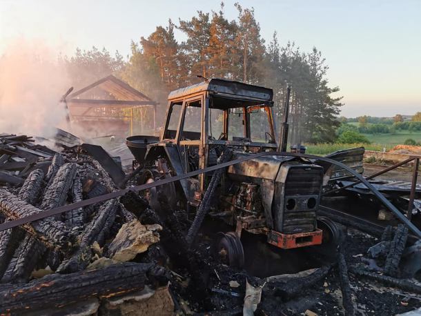 15 zastępów straży gasiło pożar w gospodarstwie w gminie Dziemiany. Ogień wybuchł w nocy (FOTO)