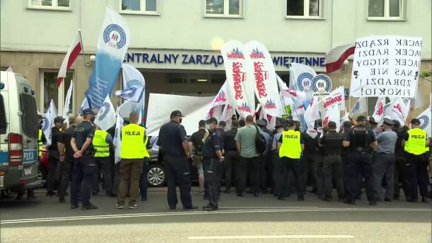 "Walczymy o realizację porozumienia". Protest służby więziennej na Rakowieckiej w Warszawie