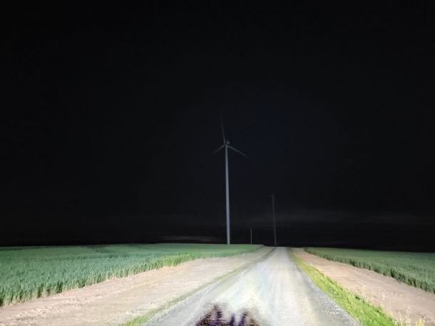 Straż pożarna w nocy zabezpieczała elektrownię wiatrową w okolicach Nowej Cerkwi. Konstrukcja odchyliła się od pionu