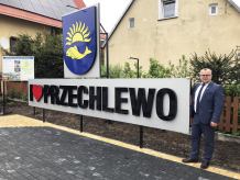 W Przechlewie można zrobić sobie zdjęcie przy nowym witaczu. Są też dwie tablice informacyjne