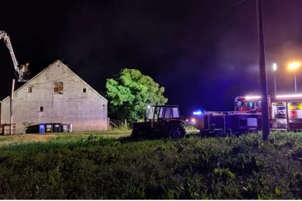 Nocny pożar poddasza domu w Krojantach, koło Chojnic. "Płomienie wychodziły już na zewnątrz"
