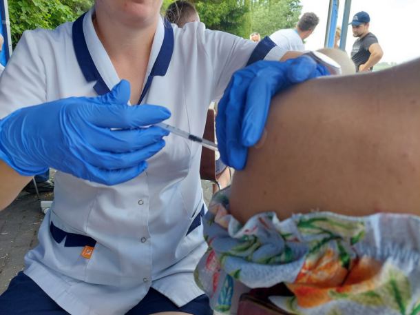 Prawie 300 osób zaszczepiło się w sobotę w mobilnym punkcie szczepień w Sępólnie Krajeńskim (FOTO)