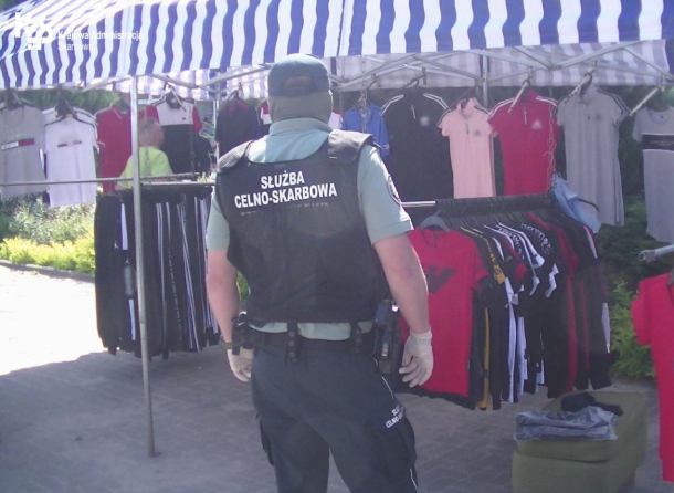 Odzież z podrobionymi znakami towarowymi na targowisku w Czersku. Akcja służby celno-skarbowej