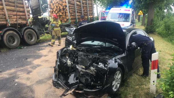 Zderzenie samochodu osobowego i ciężarówki na drodze z Sępólna do Tucholi. DW 241 zablokowana w okolicach Sikorza