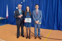 Pięcioro absolwentów szkół w gminie Debrzno otrzymało nagrody burmistrza