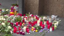 Atak nożownika w Bawarii. Mieszkańcy Wuerzburga kładą kwiaty i znicze na miejscu tragedii