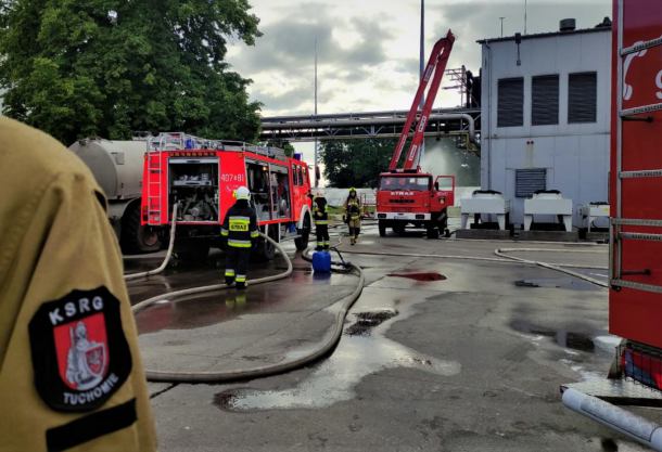 Osiem zastępów straży pożarnej walczyło z pożarem na terenie biogazowni w Piaszczynie w powiecie bytowskim (FOTO)
