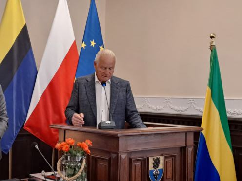 Gabriela i Eugeniusz Słominscy oficjalnie odebrali akty nadania tytuł&oacute;w Zasłużonych obywateli gminy Chojnice 