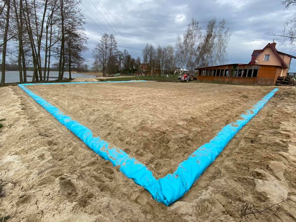 Boiska do siatkówki plażowej w Ostrowitem, w gminie Chojnice, gotowe. Powstały dzięki zaangażowaniu mieszkańców