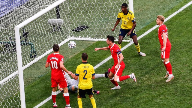 Polska przegrała ze Szwecją 23 i zajęła ostatnie miejsce w grupie E. Robert Lewandowski strzelił dwa gole