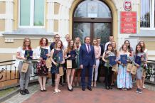 Starosta chojnicki wręczył nagrody 16 najlepszym absolwentom szkół ponadpodstawowych (FOTO)