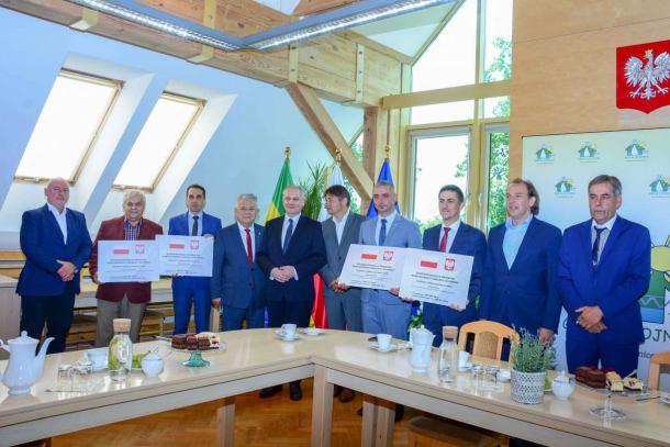 Wojewoda pomorski w gminie Chojnice. Przywiózł czeki z dofinansowaniem dla kilku samorządów