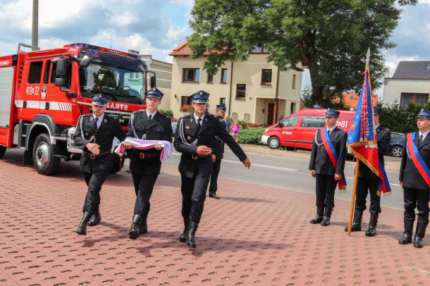 Nowy wóz strażacki dla OSP Charzykowy oficjalnie przekazany (FOTO)