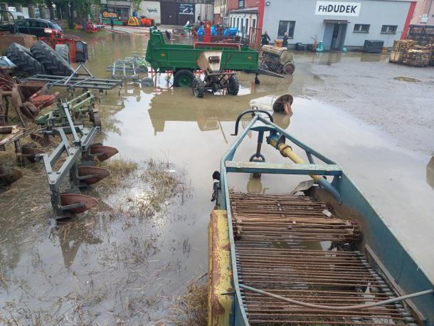 Część Kościerzyny pod wodą. Mieszkańcy martwią się, że zalewanie posesji będzie się powtarzać (FOTO, WIDEO)