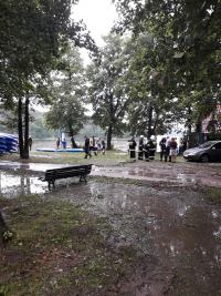 Gwałtowna burza nad regionem. Przewr&oacute;cone kajaki i namioty, ewakuacja obozu harcerskiego w Czernicy koło Brus