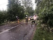 Ponad 30 interwencji związanych z usuwaniem skutków intensywnych opadów i silnego wiatru w powiecie kościerskim (FOTO)