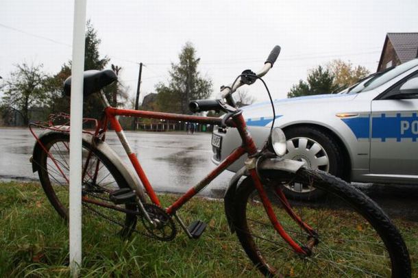 Policja zatrzymała rowerzystę pod wpływem alkoholu. Okazało się, że był poszukiwany