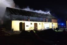 Nocny pożar zabudowań gospodarczych w Bielsku w gminie Koczała. Duże straty