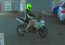 Kościerska policja apeluje o pomoc w ustaleniu tożsamości motocyklisty, który nie zapłacił za paliwo na stacji benzynowej