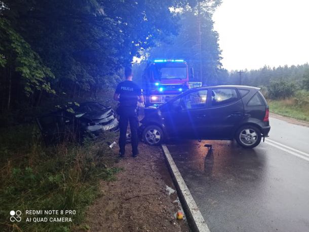 Pięć osób zostało rannych po czołowym zderzeniu mercedesa i toyoty w powiecie kościerskim