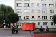 "Kryzysowa sytuacja rodzinna" w Człuchowie. 26-latek z dwumiesięcznym dzieckiem na rękach stał przy oknie na trzecim piętrze (FOTO)