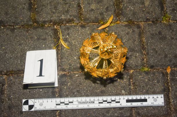 Policja zatrzymała 50-latkę podejrzaną o kradzież w kościele w Wielu w powiecie kościerskim. Wyrwała złotą koronę z figury