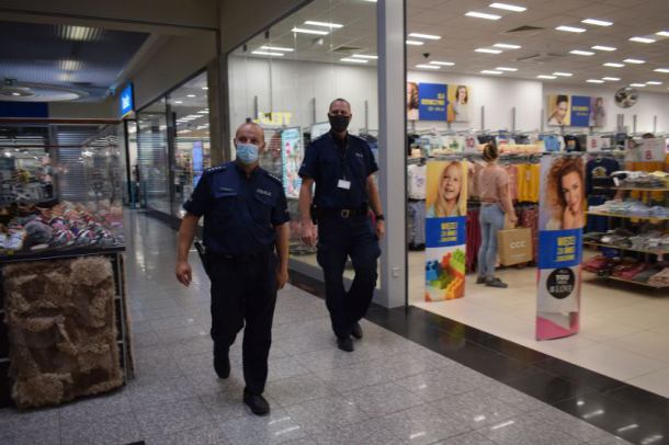 Coraz więcej ludzi bez maseczek w sklepach, urzędach i środkach komunikacji. Policja apeluje o stosowanie się do przepisów