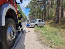 Osobowy opel dachował na drodze wojewódzkiej nr 212 w Zielonej Chocinie w gminie Konarzyny (FOTO)