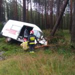 Bus uderzył w drzewo w Gutowcu. fot. PSP Chojnice