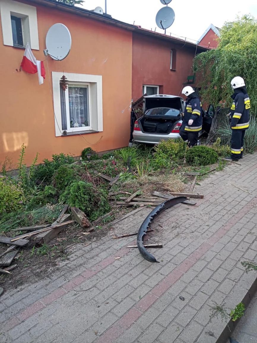 Mimo zakazu prowadzenia pojazdów, wsiadł za kierownicę mercedesa. 20-latek uderzył autem w budynek