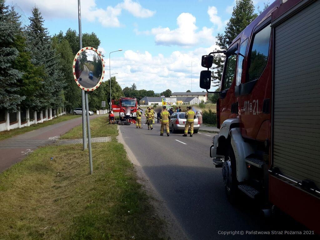 Zderzenie opla z motocyklem. 65-latka ukarana za spowodowanie kolizji drogowej w Charzykowach k. Chojnic