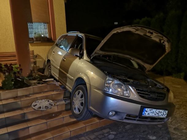 Pijany kierowca zdemolował bramę i schody na prywatnej posesji w Debrznie