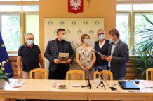 Kolejna szkoła w gminie Chojnice będzie miała panele fotowoltaiczne za półdarmo. Jest już umowa 