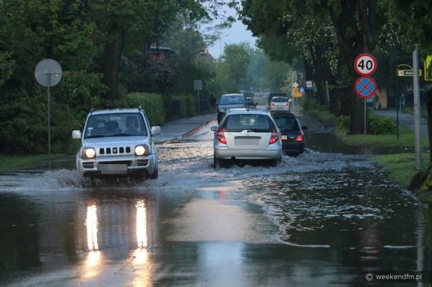 Po wczorajszej ulewie wraca temat zalewania skrzyżowania Ceynowy-Młodzieżowa w Chojnicach