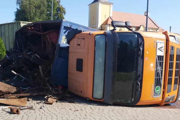 Na rondzie w Gostycynie przewróciła się ciężarówka ze złomem. Występowały utrudnienia w ruchu (FOTO)