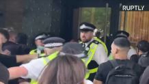 Antyszczepionkowcy próbowali się wedrzeć do dawnej siedziby BBC. Doszło do starć z policją