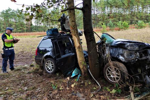 Samoch&oacute;d uderzył w drzewo, trzy osoby zostały ranne. 17-latek jest w ciężkim stanie