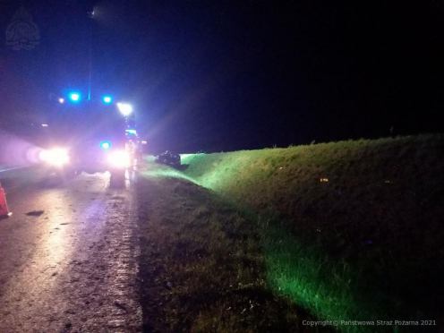 Dachowanie samochodu osobowego w Pawłowie k/Chojnic. Kierowca oddalił się z miejsca zdarzenia